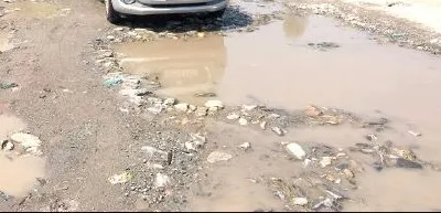 dilapidated link road at nowhatta irks commuters