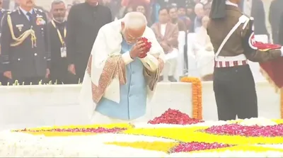  their sacrifices inspire us to serve people   pm modi pays homage to mahatma gandhi on his 76th death anniversary