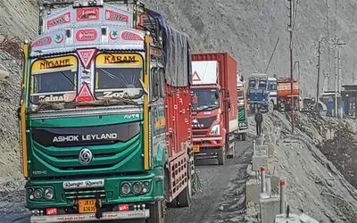 trucks carrying fruits  vegetables on national highway to be given priority  govt