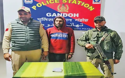 2 arrested with illicit liquor  charas