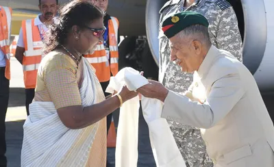 ladakh lg mishra receives president murmu at thoise airfield