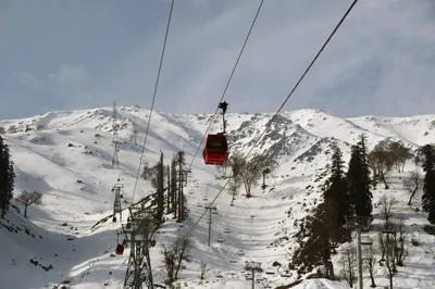  more than 9 lakh tourists enjoy gondola ride at gulmarg this year 