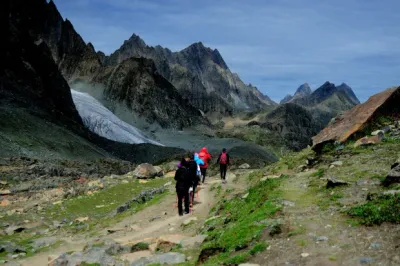 summit surge  kashmir’s trekking spots see record footfall