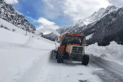 snow clearance work on baltal domail road in full swing