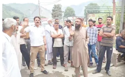 residents of old town baramulla take out protest march over deteriorating road conditions