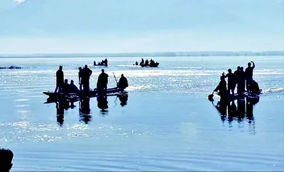 fisherman dies after his boat capsizes in wular lake