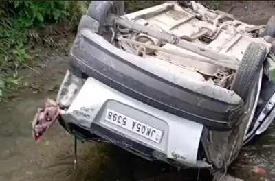 three people injured after their car falls into nallah along sopore rafiabad road