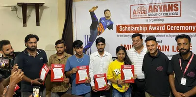 para cricketer amir awards aryans scholarships to 20 students