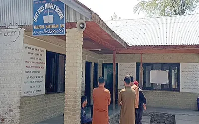 students remain huddled in classrooms in bandipora school due to space shortage