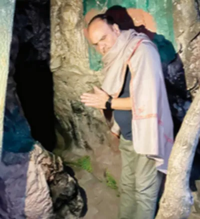 ashok bhan visits cave shrine in beerwah