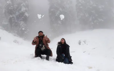 snowfall brings cheer to tourists in sonamarg