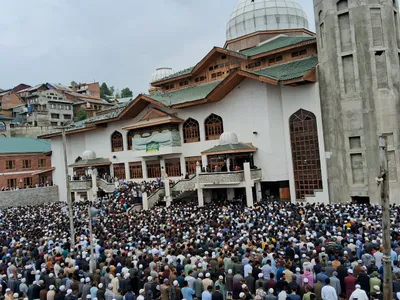 sea of people attend last rites of kashmir’s spiritual figure  zub soab 