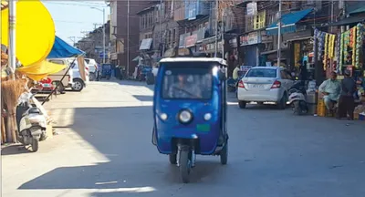 rash driving by some e rickshaw drivers puts lives of passengers at risk