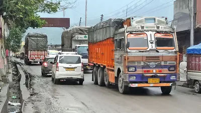 despite rains  srinagar jammu nh  witnesses normal traffic flow