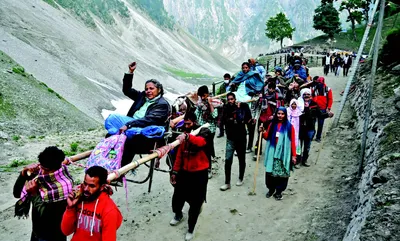 first batches of amarnath yatris flagged off from baltal  nunwan base camps