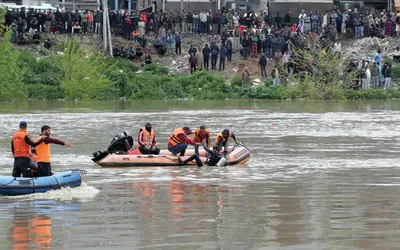 srinagar boat tragedy  no trace of missing persons as search continues along jhelum