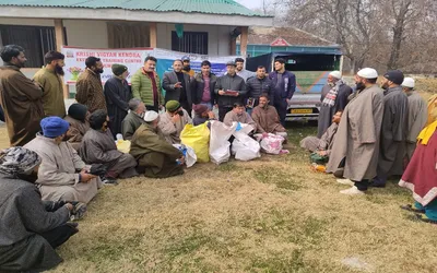 skuast k holds awareness  free distribution of animal nutrients among pulwama farmers