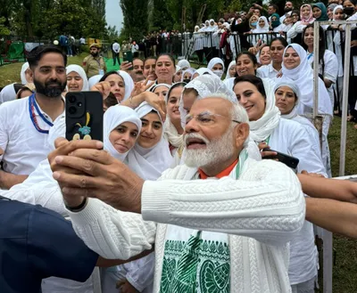 pm clicks selfies with kashmiri yoga enthusiasts