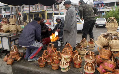 heating up winter  kangri sales surge in kashmir as temperatures drop