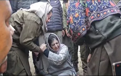 stopping of mehbooba mufti in poonch   pdp condemns action