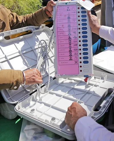 supplementary 1st randomisation of evms  vvpats conducted in kulgam