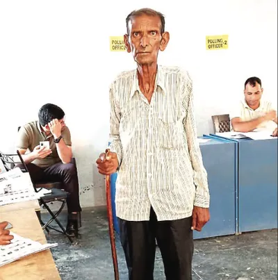 95 year old amar nath reaches polling station at 6 50 am