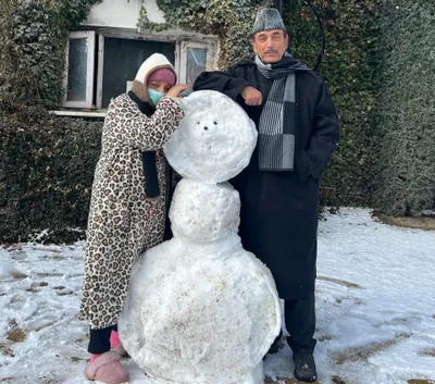gh nabi azad  his wife enjoy much awaited season s first snowfall in srinagar