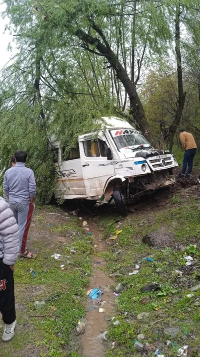 5 injured in zojila road mishap