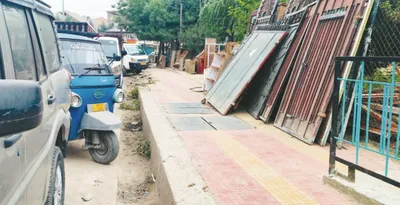 authorities sit on encroachment of footpaths in srinagar