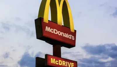 one dies  dozens hospitalised after eating at mcdonald s in u s 