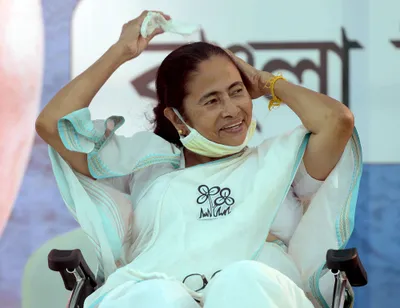 mamata banerjee suffers  major injury   admitted to hospital