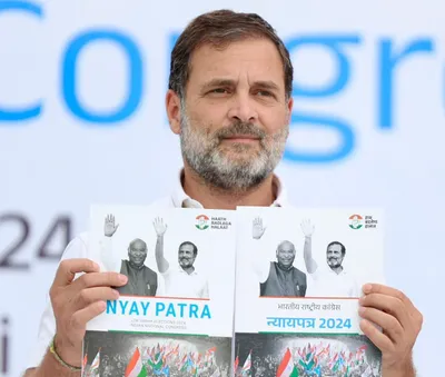 flanked by sonia  priyanka  cong top guns  rahul lands in up ahead of filing nomination from raebareli