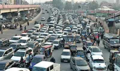 traffic jams pester commuters in srinagar