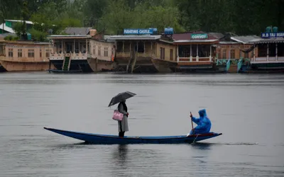 incessant rains hit normal life in srinagar