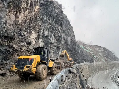 mudslide  shooting stones force closure of srinagar jammu national highway