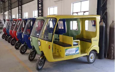 commuters decry haphazard operation of e rickshaw service in srinagar areas