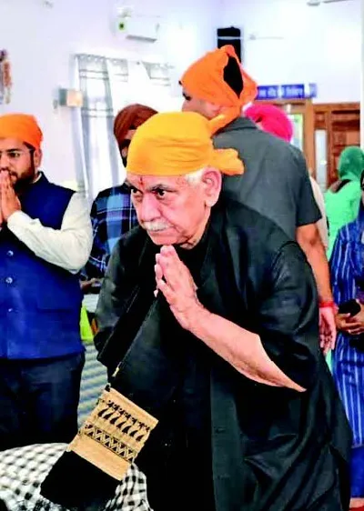 lg sinha pays obeisance at gurudwara sahib abtal in samba