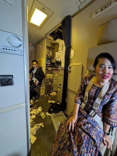 watch  singapore airlines flight dropped more than 1800 metres in just 5 minutes  tossed passengers around