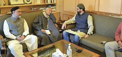 mirwaiz elated after meeting prof bhat  bilal lone  masroor ansari