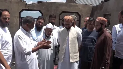 mirwaiz umar farooq visits fire victim families in eidgah