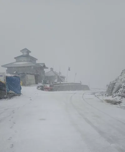mughal road closed after pir ki gali receives snowfall