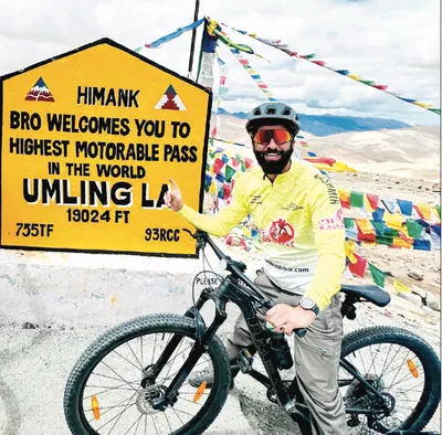 2 kashmiri cyclists scale umlingla pass