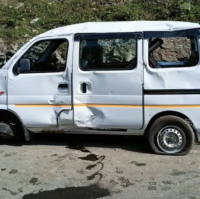 several injured as van carrying yatris meets accident in chandanwari