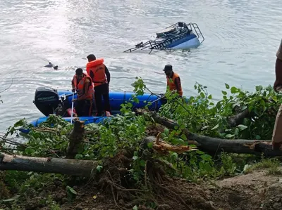 jammu driver dies after oil tanker rolls down into jhelum in bandipora