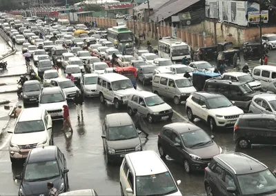 amid rains  traffic jams pester commuters in srinagar