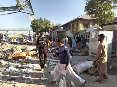 21 killed  46 injured in railway station blast in pakistan