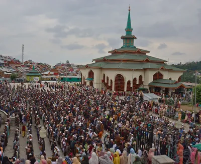 renowned spiritual woman ‘zub soab’ passes away  thousands attend funeral prayers in chrar e sharif