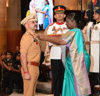 president confers shaurya chakra on 5 from j k police  1 vdc member