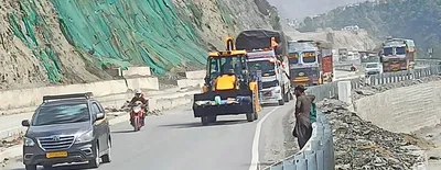 1 way movement of heavy vehicles allowed on srinagar jammu national highway