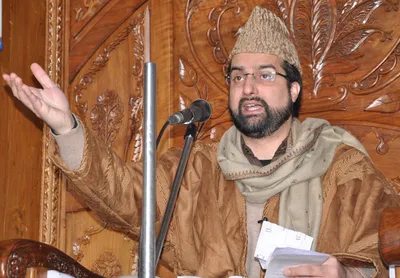 hope authorities will not put any curbs on me  mirwaiz